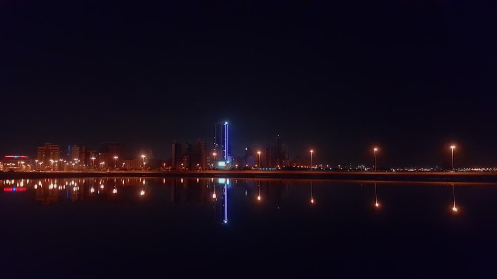 Skyline der Stadt bei Nacht