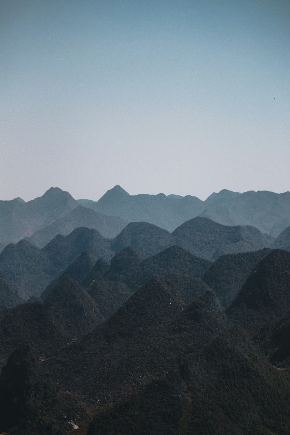 Montañas blancas y negras bajo el cielo blanco durante el día