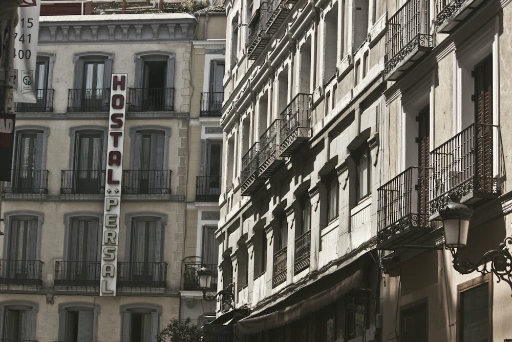 Edificio de hormigón blanco y marrón durante el día