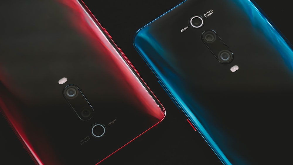 smartphone android huawei negro con funda roja