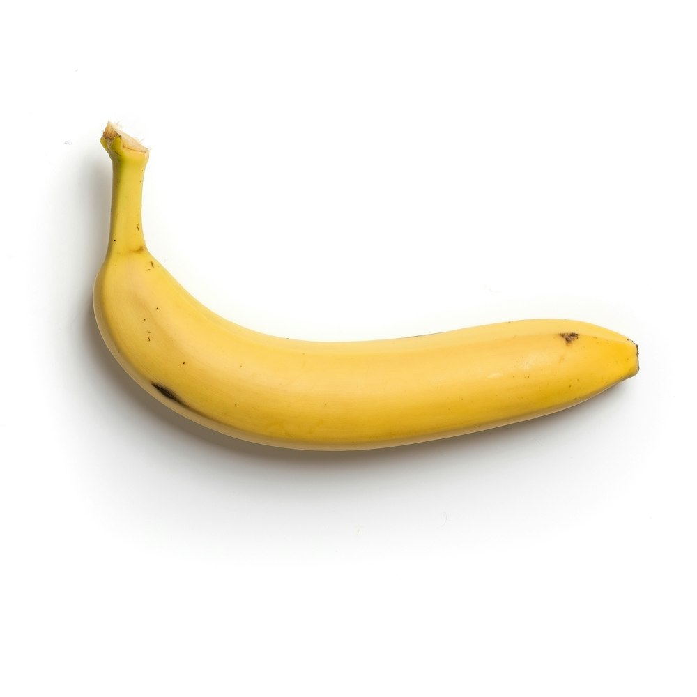 白い背景に黄色のバナナ
