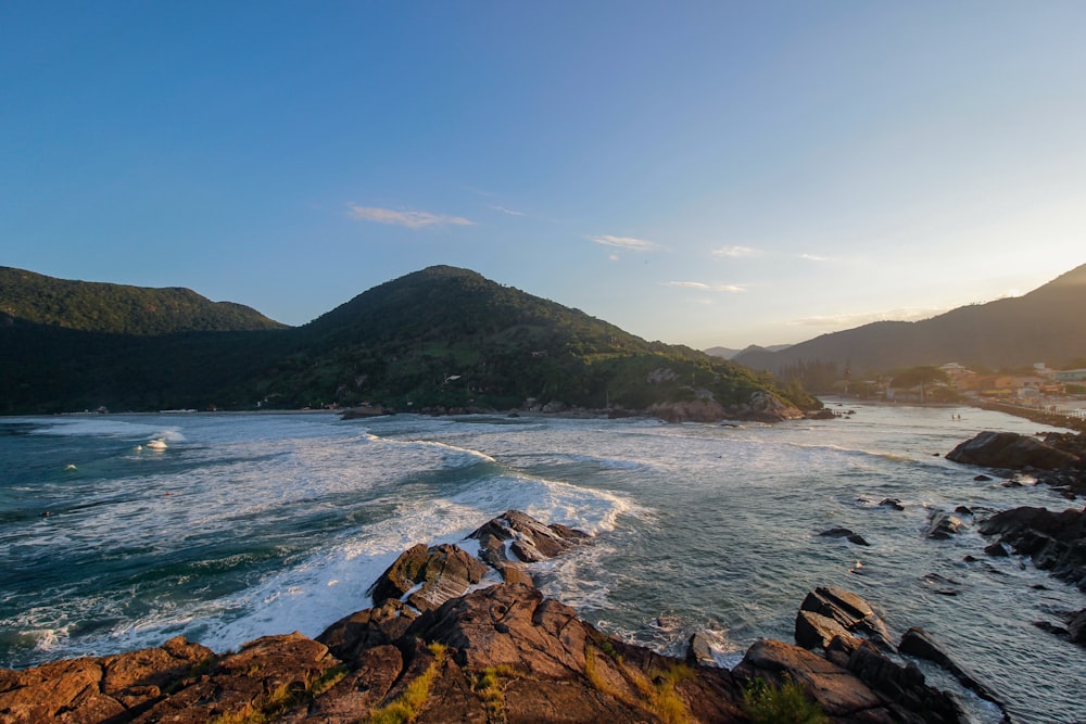 Les vagues de l’océan s’écrasent sur les rochers pendant la journée