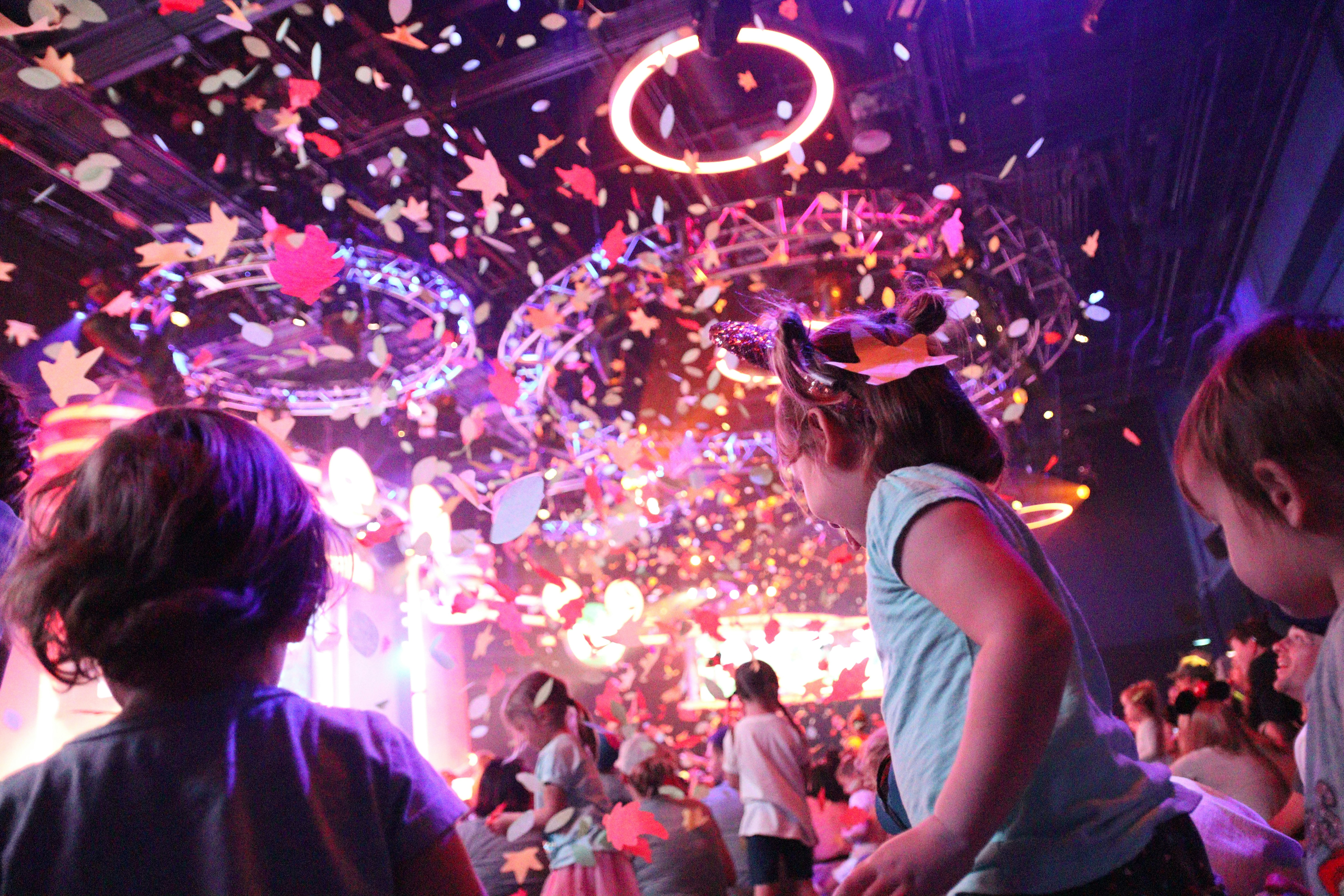 donna in canotta bianca in piedi davanti alla gente