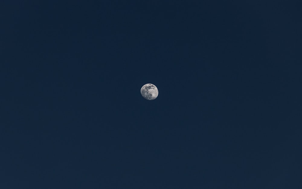 하늘에 떠 있는 보름달