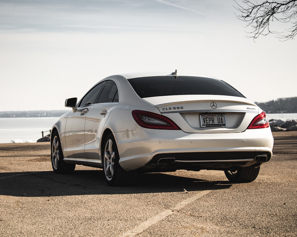 Mercedes Benz Coupé plateado en la playa durante el día