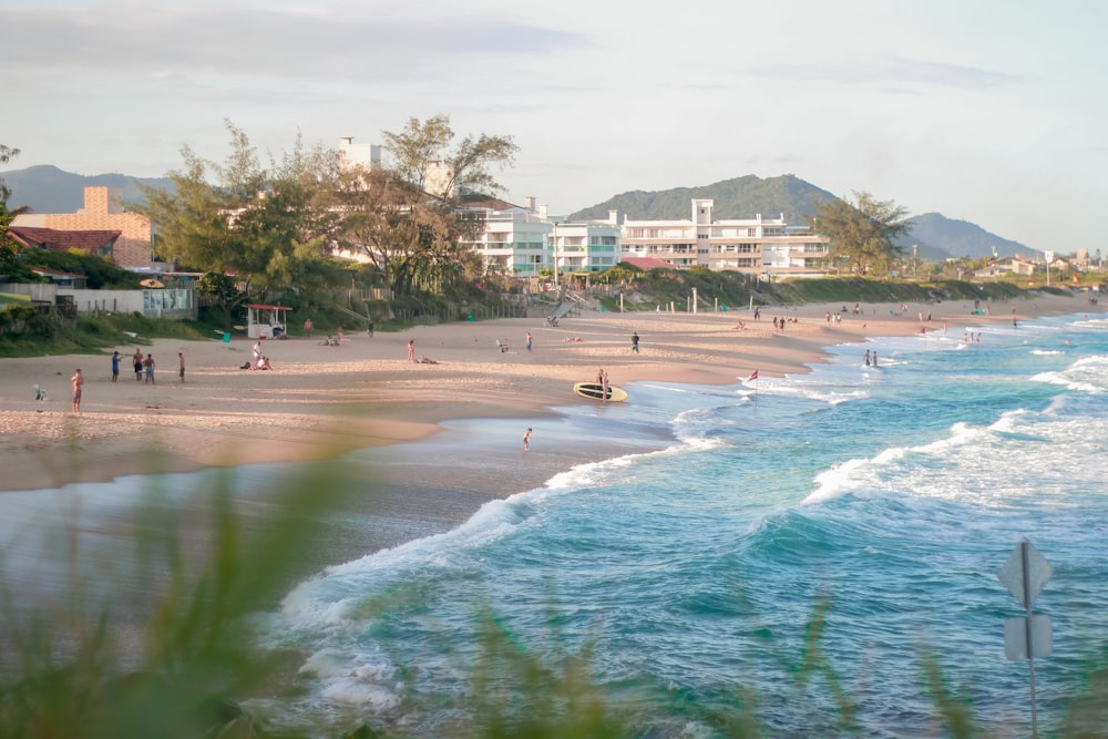 Gente en la playa durante el día