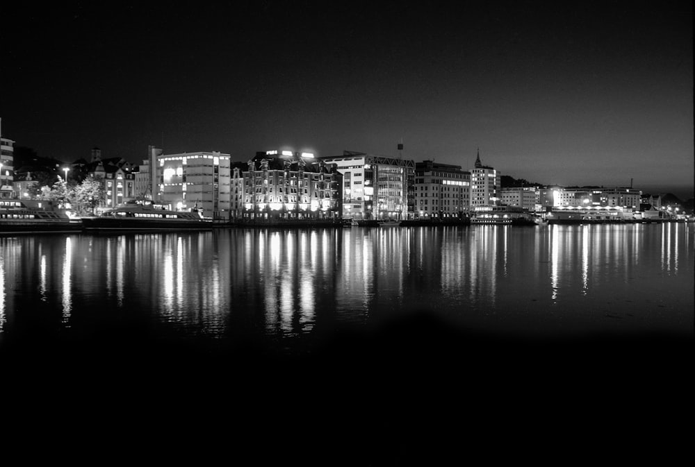 Foto in scala di grigi dello skyline della città durante la notte