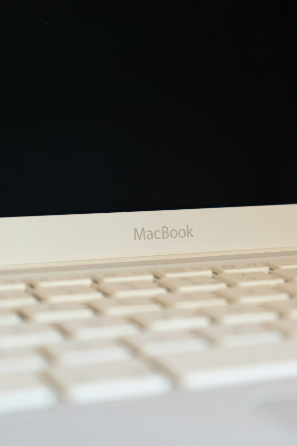 Weißes MacBook Air ausgeschaltet