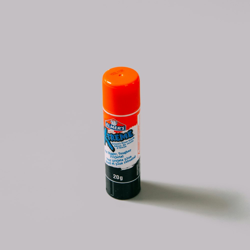 Botella de plástico naranja y blanca