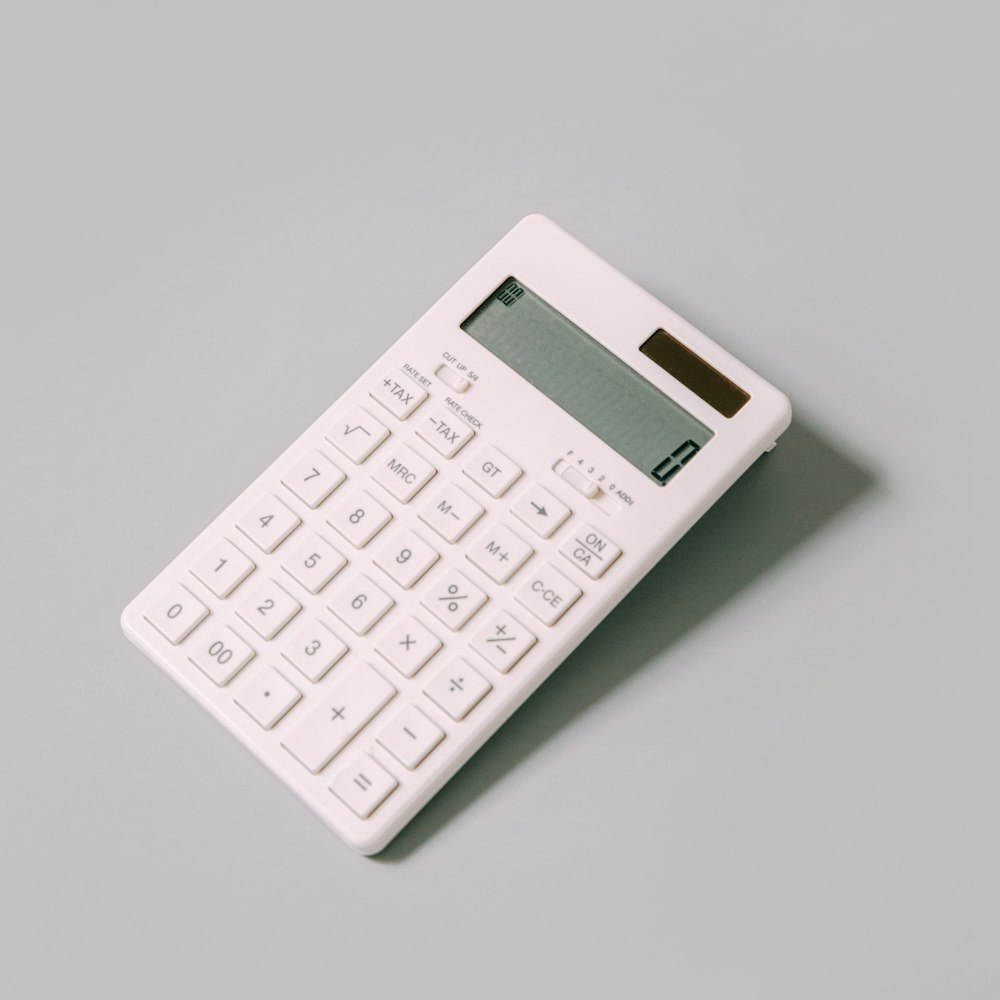 calculatrice blanche sur table blanche