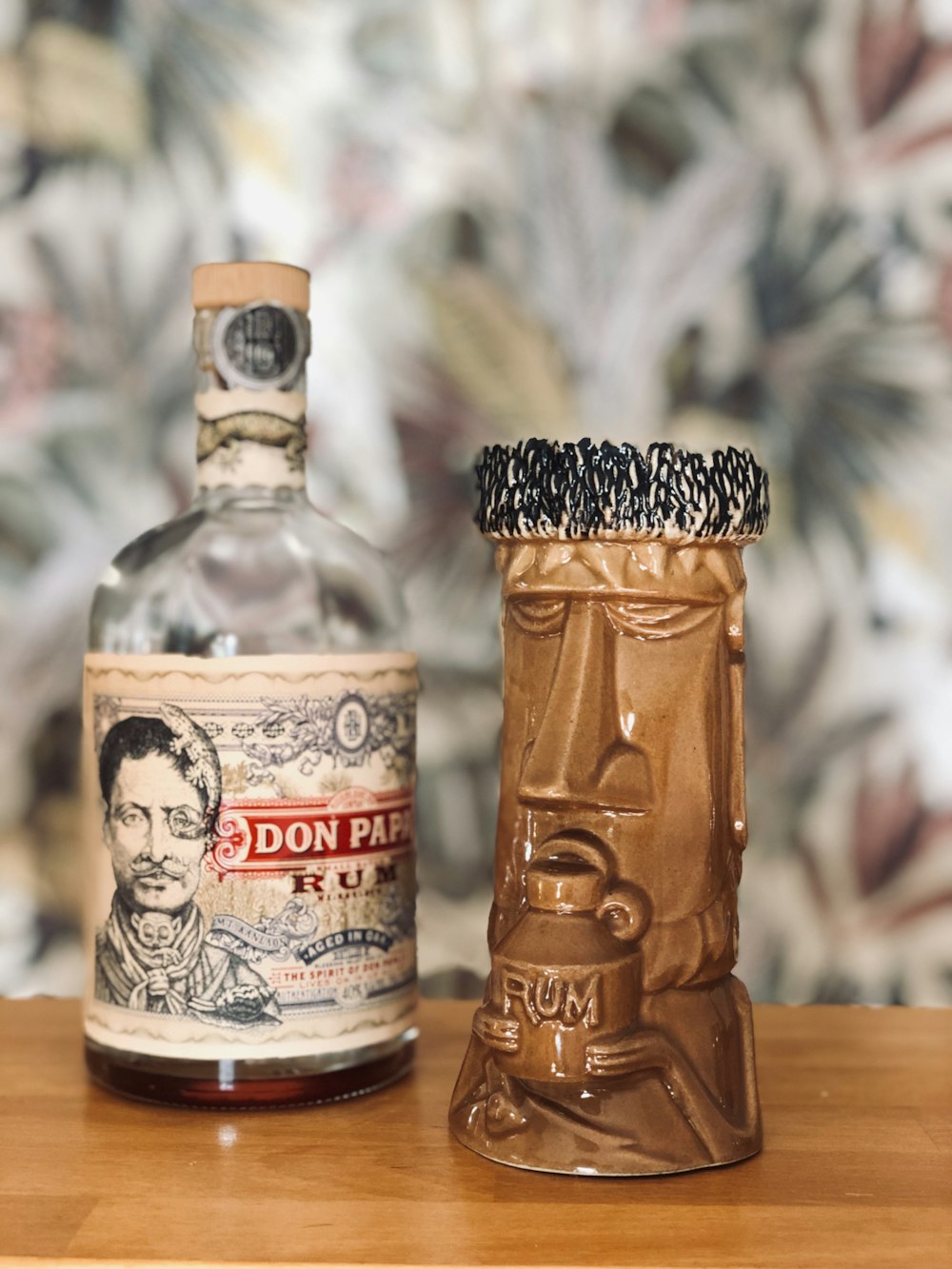 Bottiglia Jack Daniels su tavolo di legno marrone