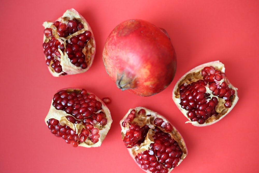 Fruta roja sobre superficie rosada