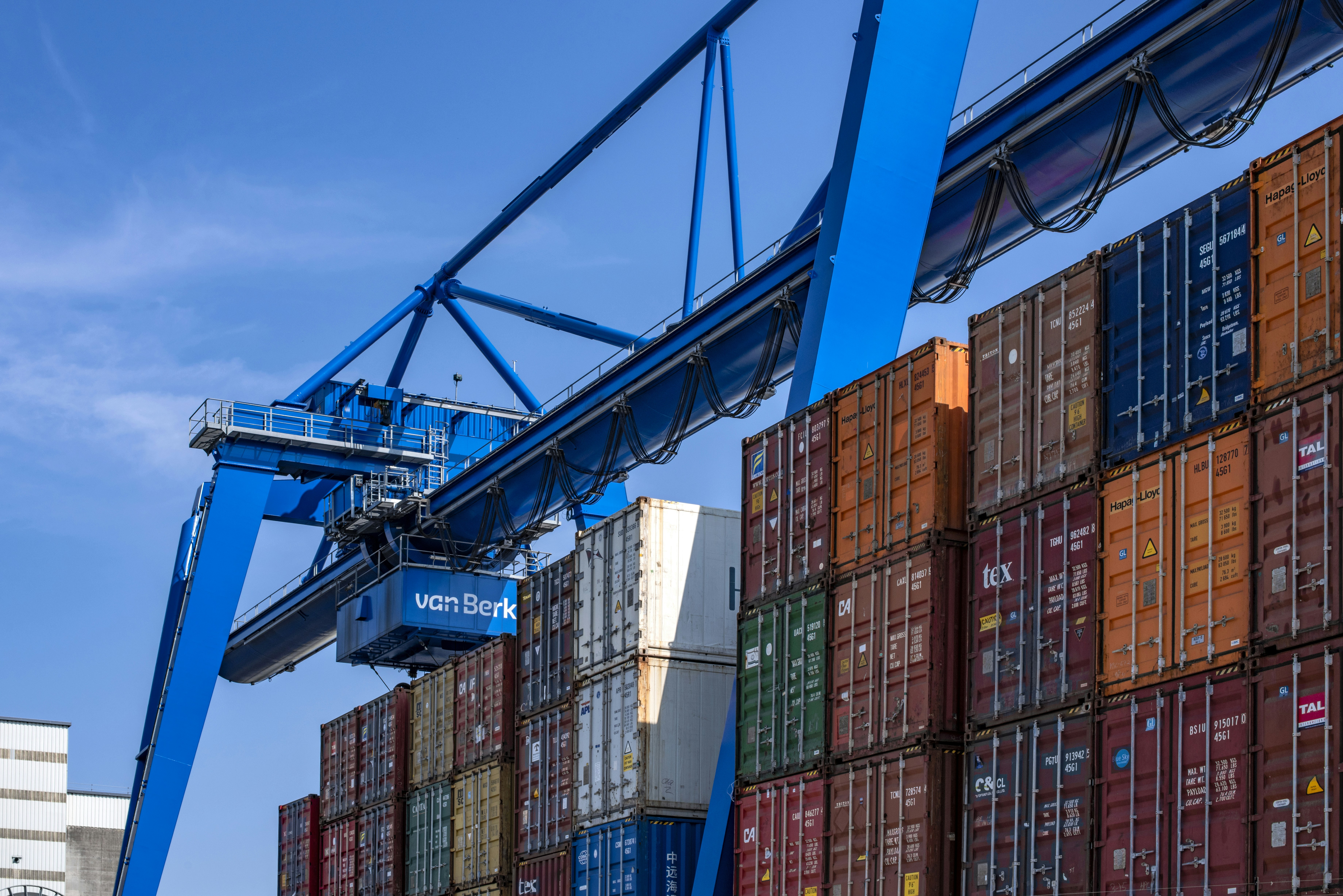 automated container terminal with 5g teleoperation antennas