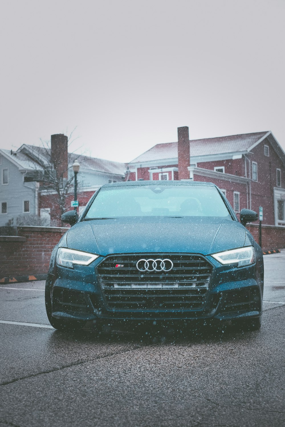 carro azul audi na estrada durante o dia