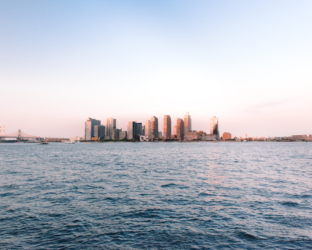 Skyline der Stadt tagsüber über das Gewässer