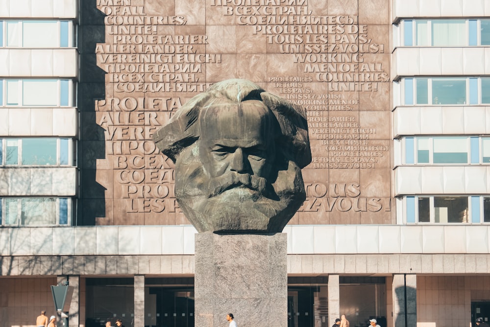 Estatua de hormigón de la cara del hombre