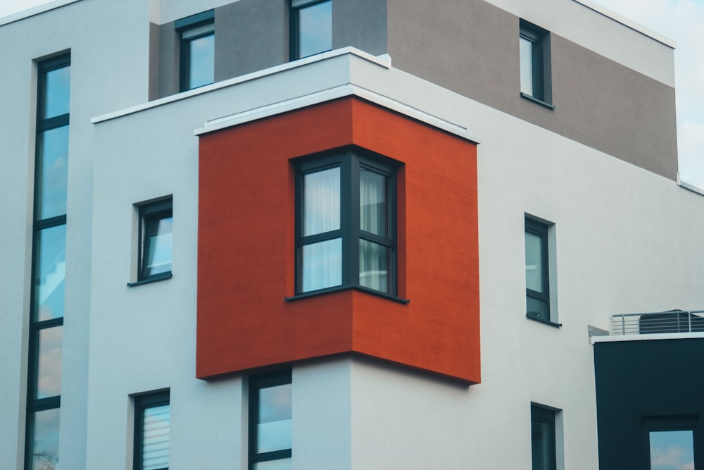 Edificio de hormigón marrón y blanco