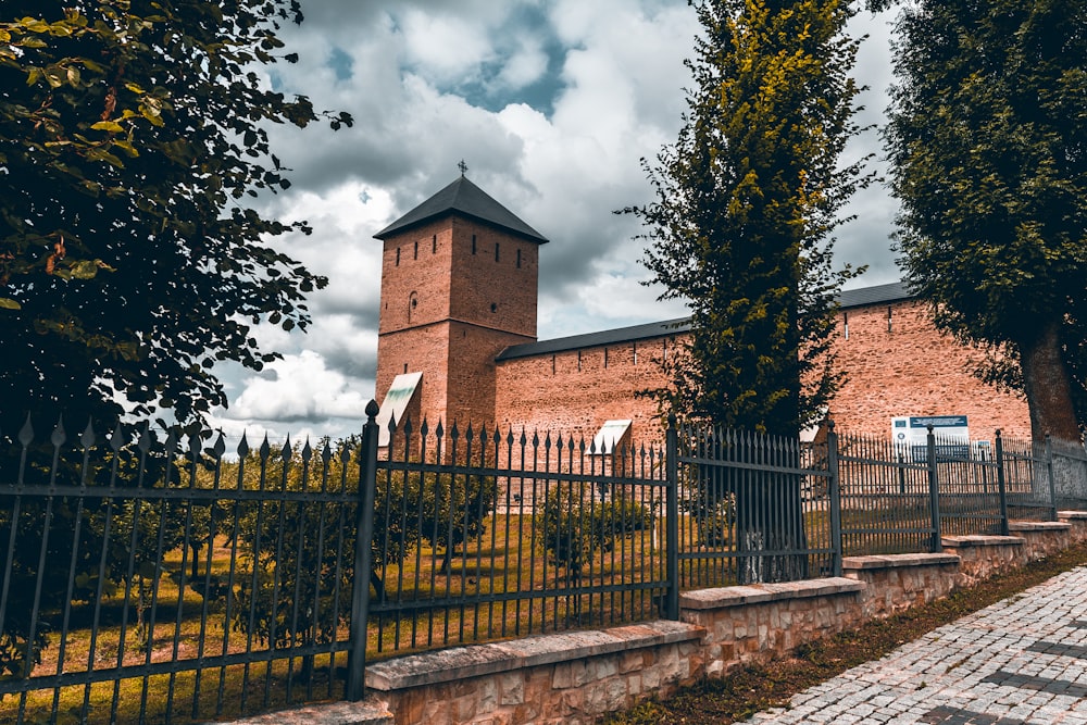 Braunes Betongebäude unter weißen Wolken tagsüber