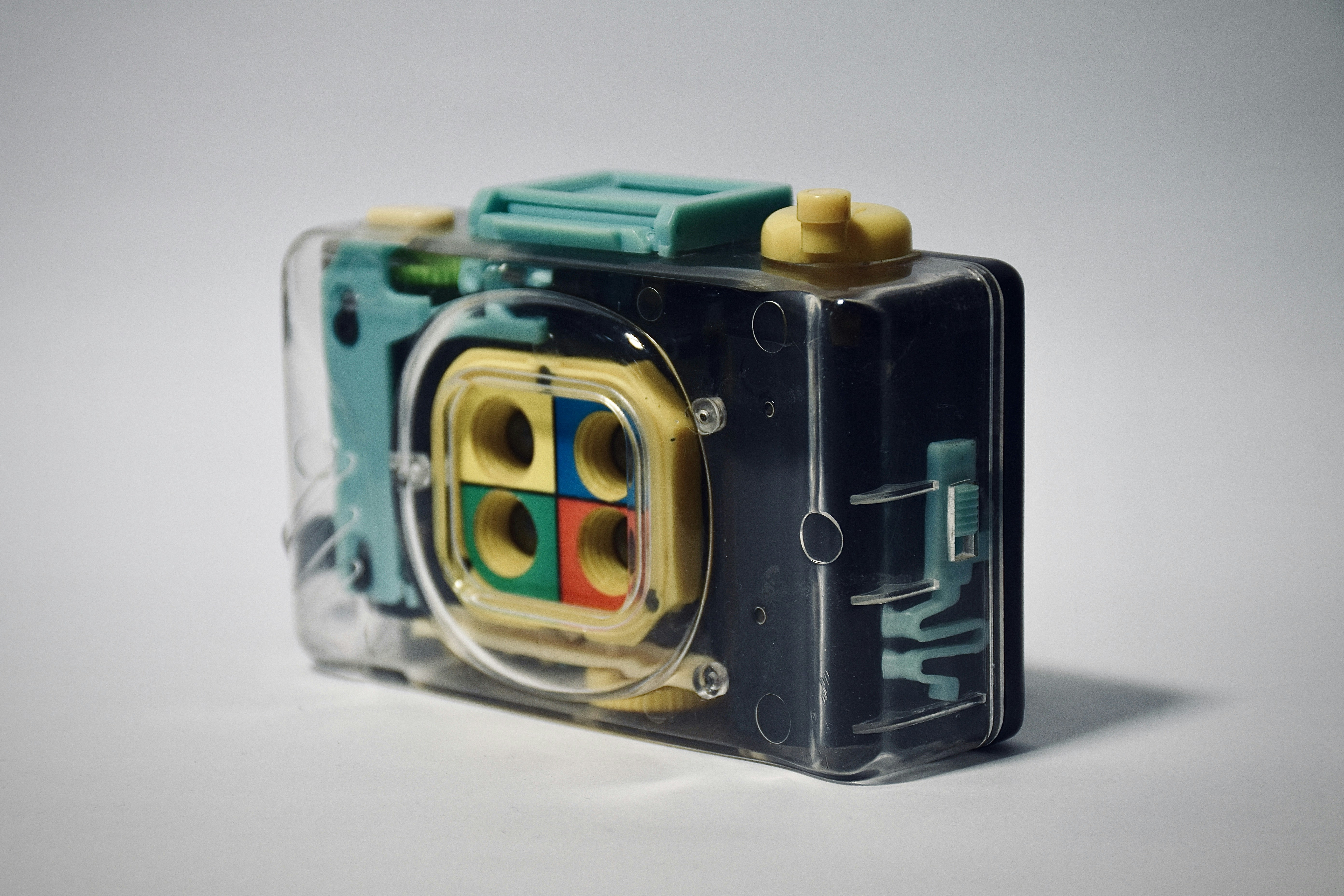 jouet en plastique noir et vert