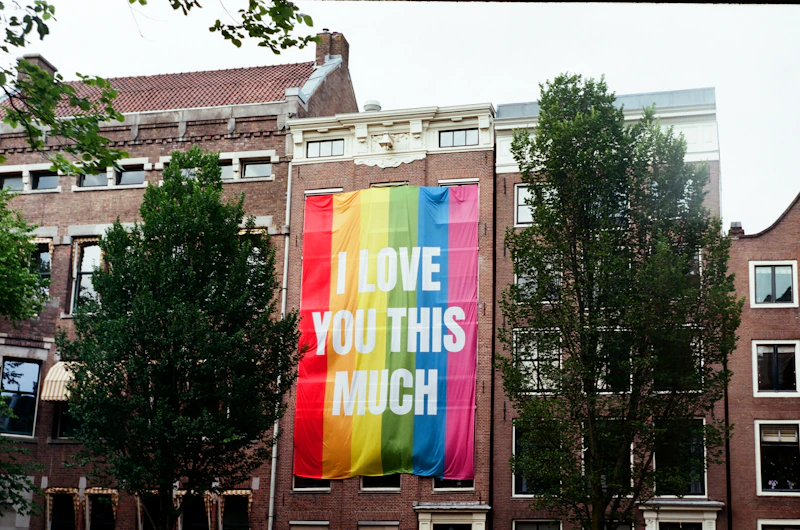 巨型彩虹旗，表达“我爱你这么多”