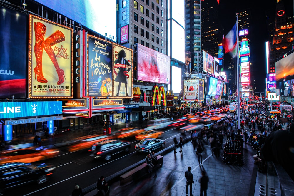 persone che camminano per strada durante la notte