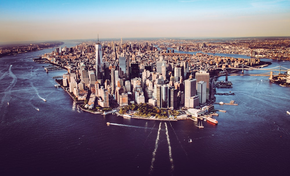 vista aérea dos edifícios da cidade durante o dia