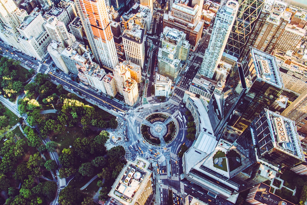 vista aérea dos edifícios da cidade durante o dia