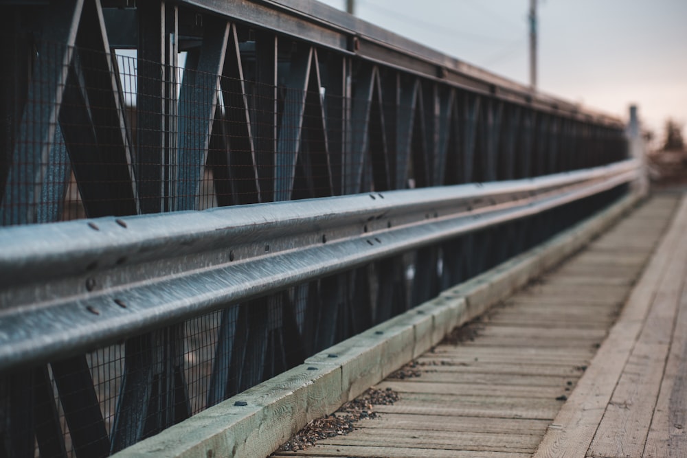 Puente de madera marrón durante el día