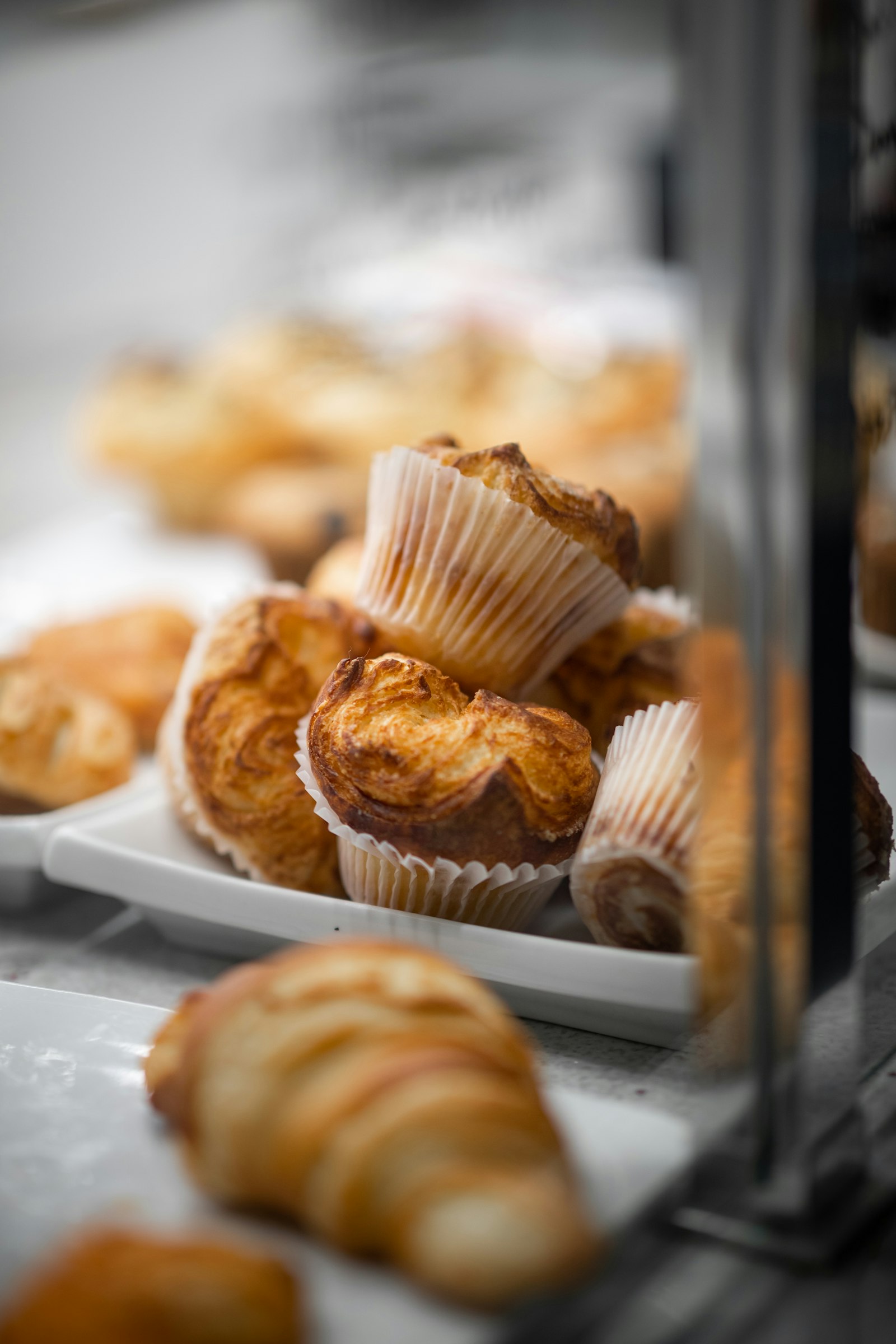 Canon EOS-1D X Mark II + Canon EF 85mm F1.4L IS USM sample photo. Cupcakes on white ceramic photography