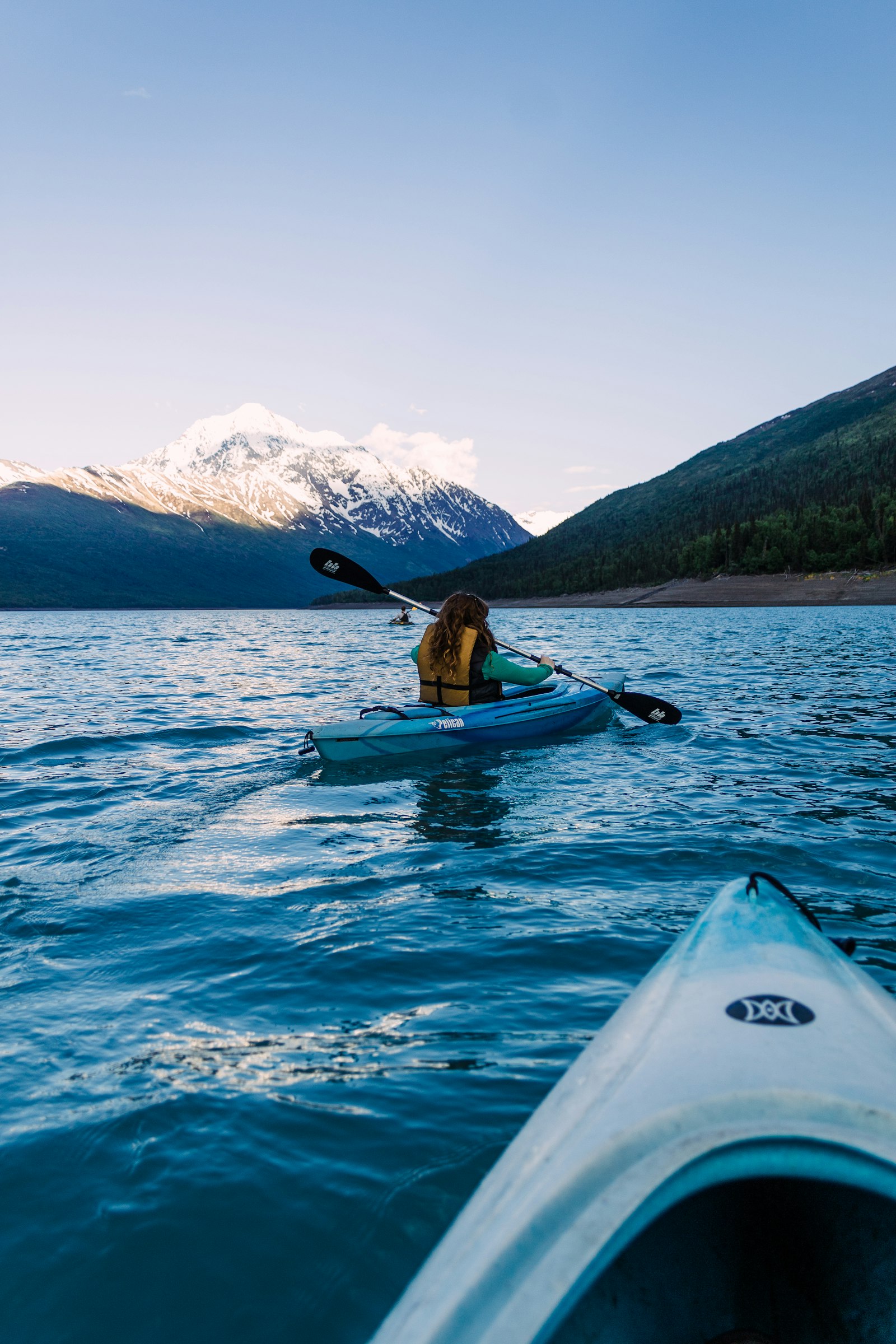 Canon EOS 1200D (EOS Rebel T5 / EOS Kiss X70 / EOS Hi) + Canon EF-S 18-55mm F3.5-5.6 II sample photo. Woman in blue kayak photography