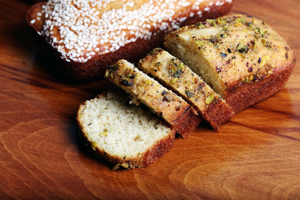 geschnittenes Brot auf braunem Holztisch