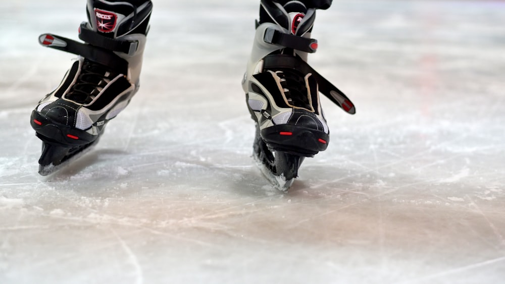 2 Personen im schwarz-weißen Eishockeytrikot