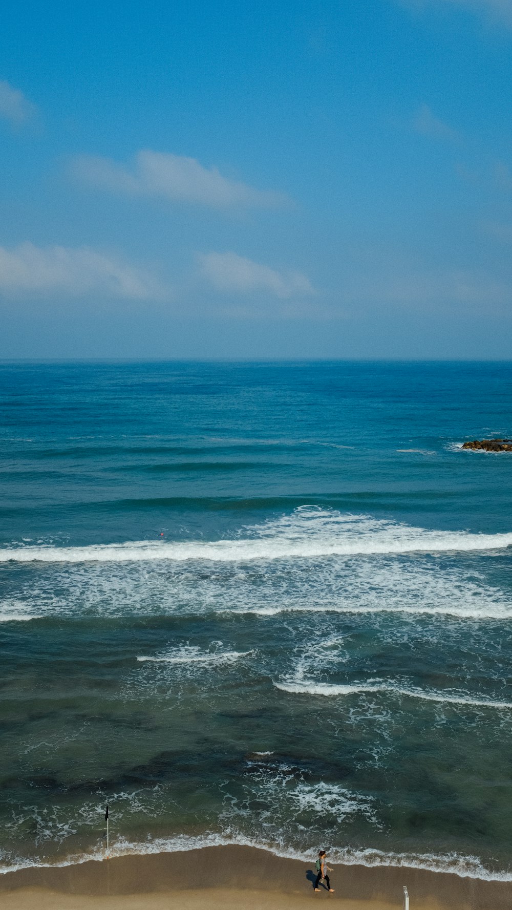 昼間の青空の下での海の波