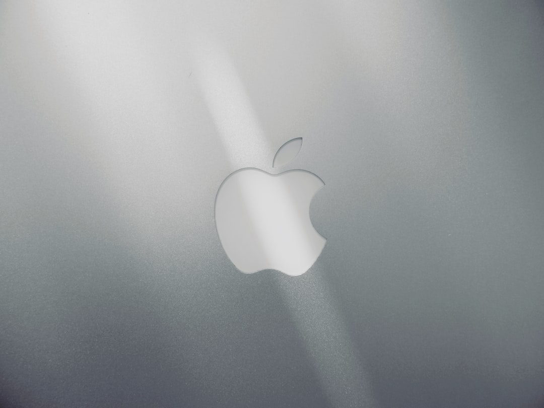 silver apple logo on silver imac