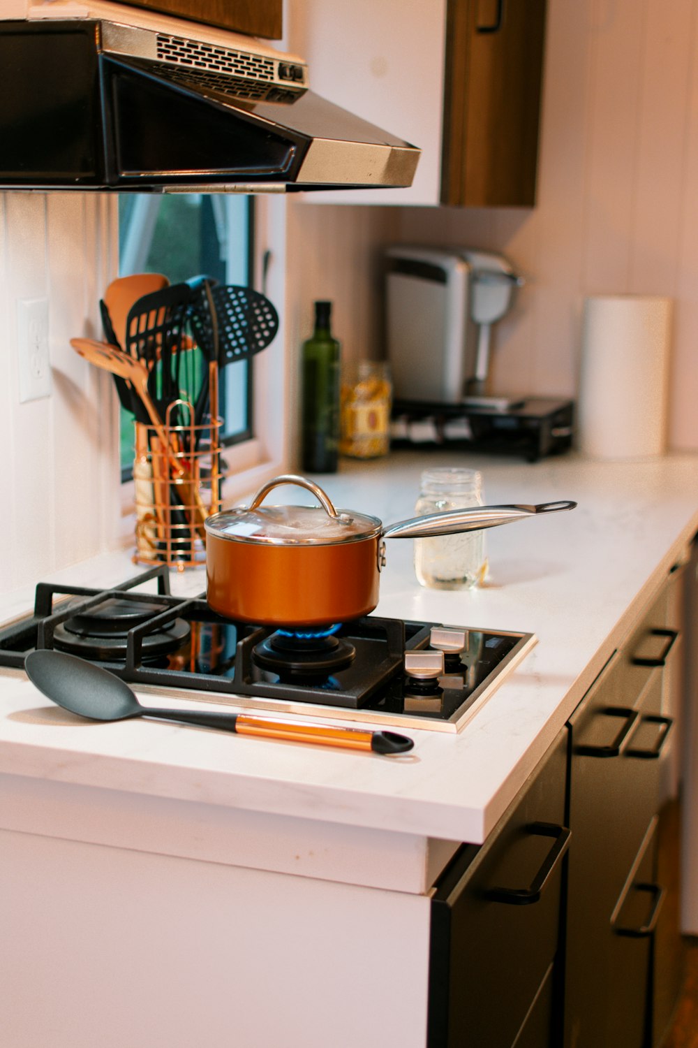 Marmite en acier inoxydable sur cuisinière à gaz blanche