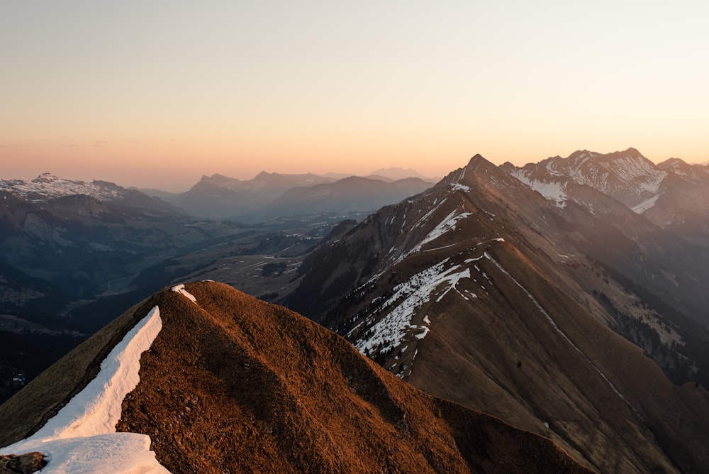 Brauner Rocky Mountain tagsüber unter blauem Himmel