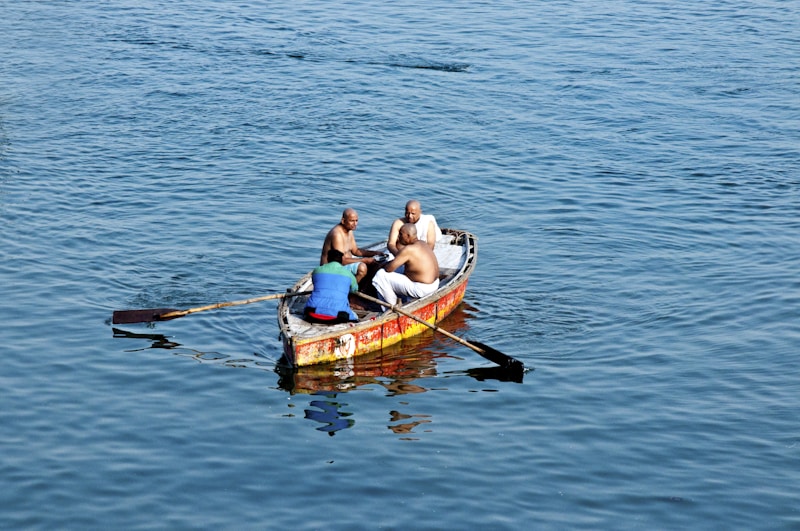Mujeres en kayak sobre el mar