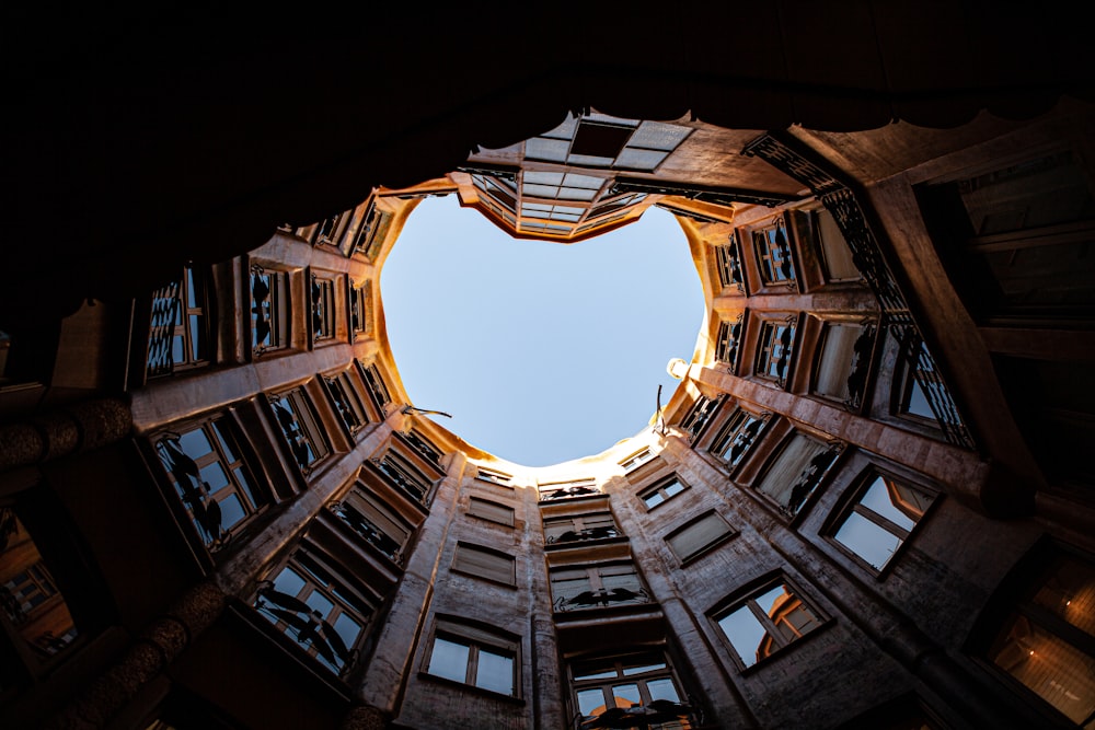 Fotografía de ángulo bajo de un edificio de hormigón marrón