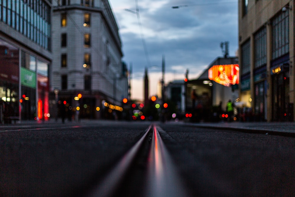 Autos auf der Straße in der Stadt während der Nachtzeit