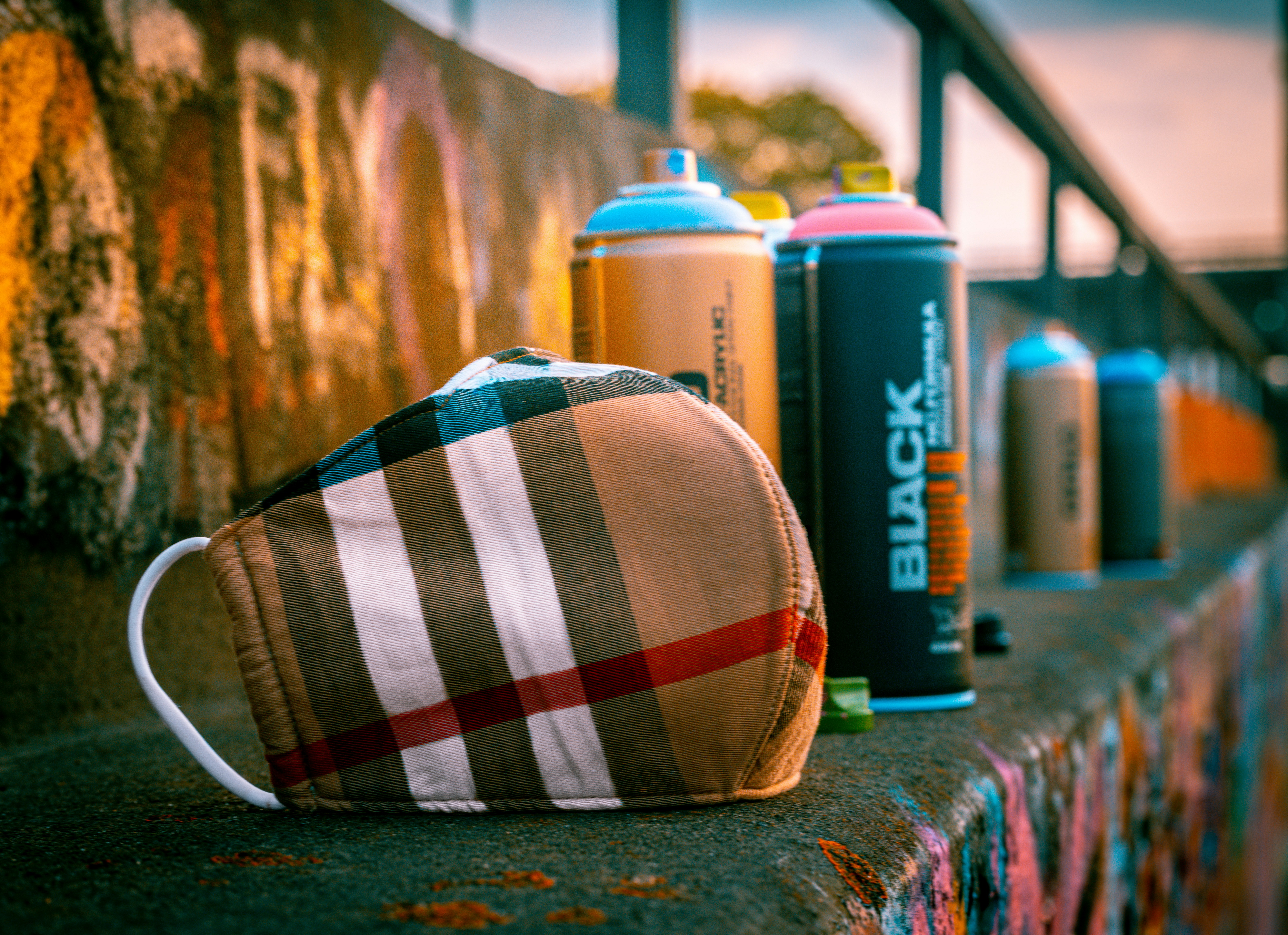 blau-weiß karierter Beutel neben blau-weißer Plastikflasche