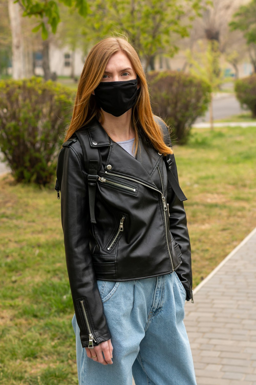 mando Labe capacidad Foto Mujer con chaqueta de cuero negro y jeans azules de pie en un campo de  hierba verde durante el día – Imagen Ropa gratis en Unsplash
