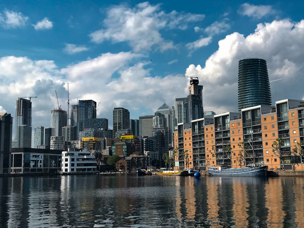 Skyline der Stadt tagsüber über das Gewässer