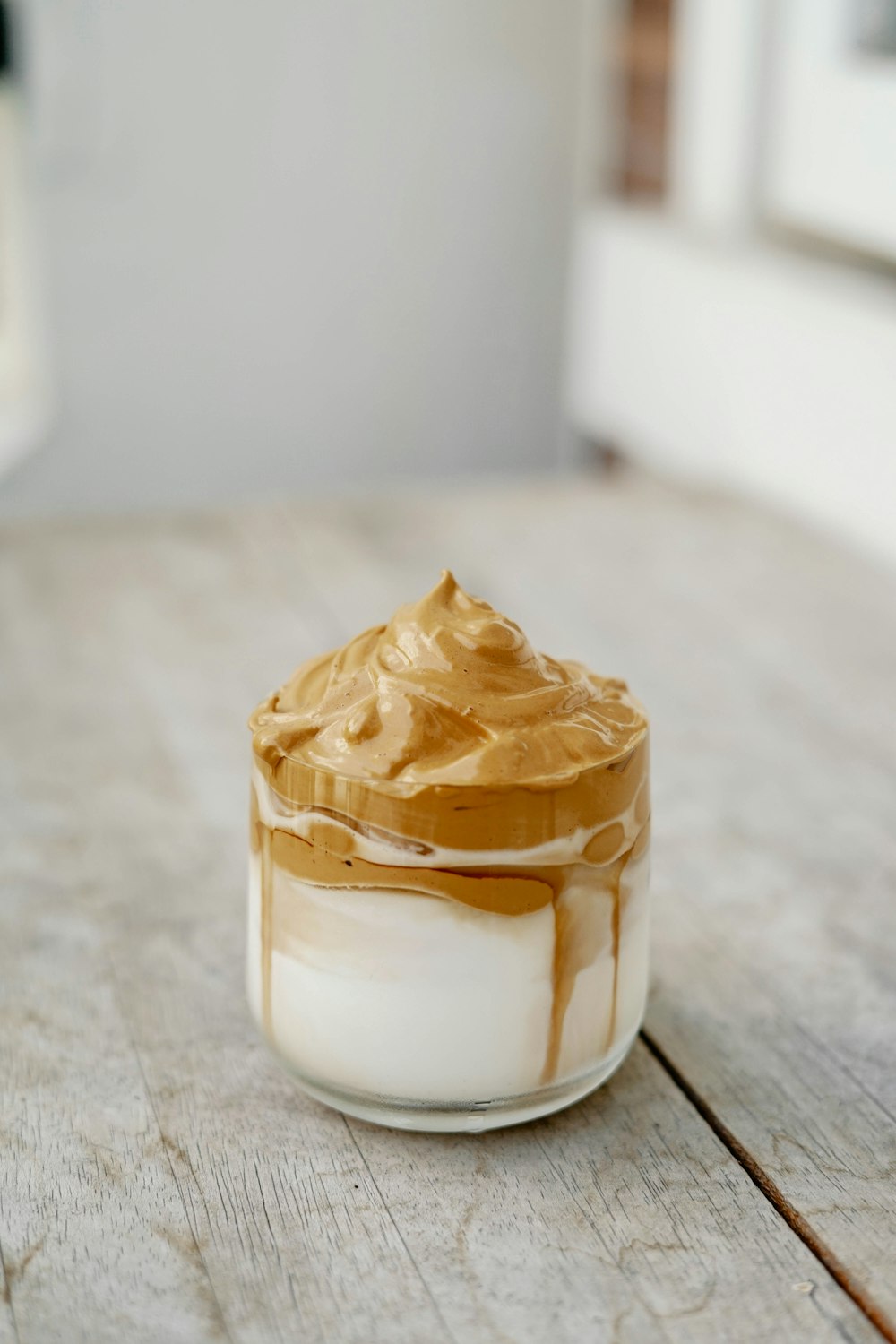 crème glacée blanche et brune dans un récipient en verre transparent