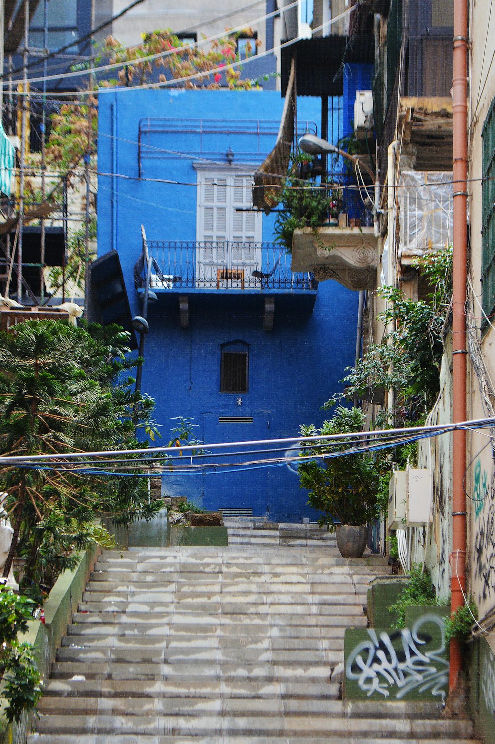 Maison en béton bleu et blanc