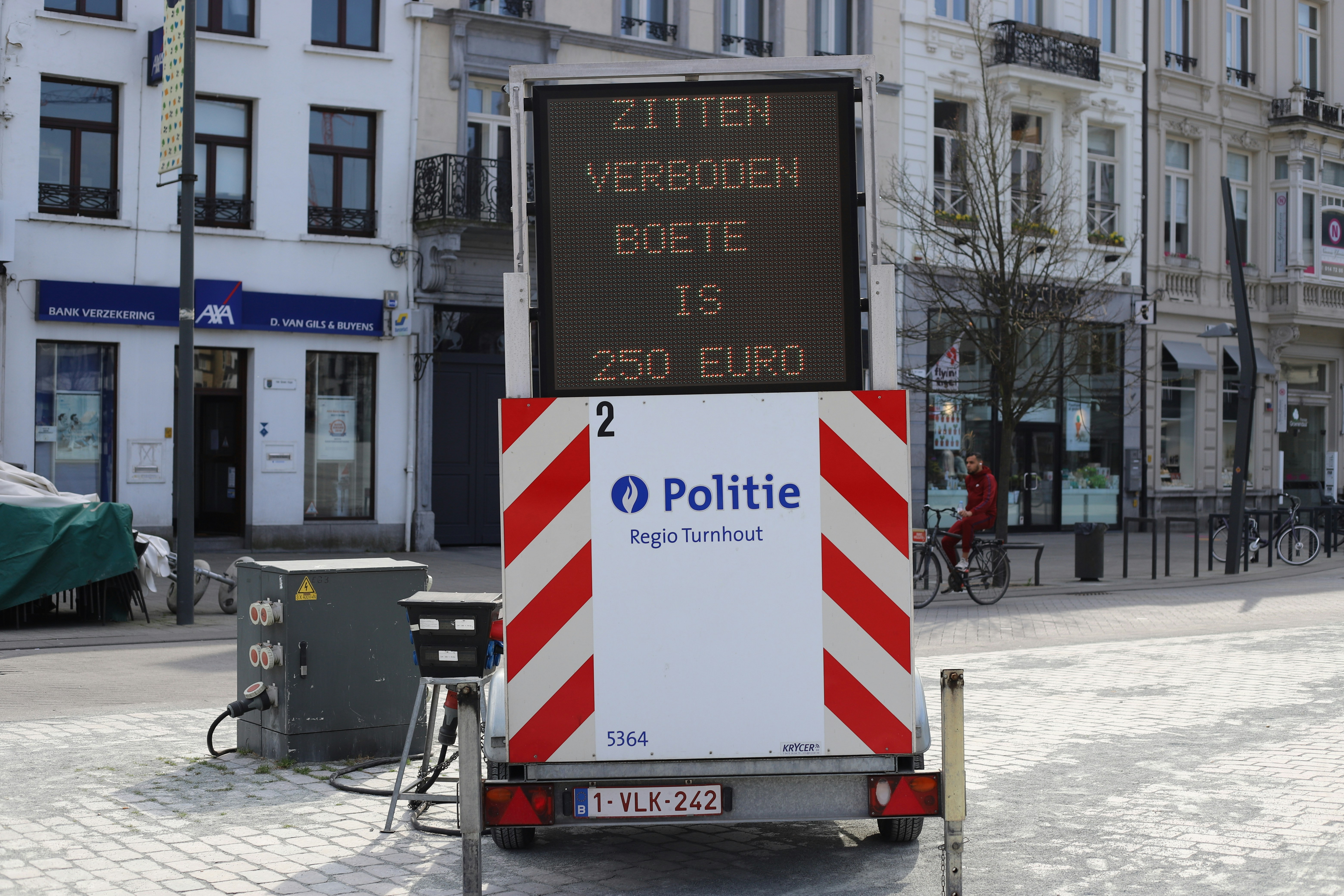 COVID-19 lockdown in Belgium. Sitting is forbidden and 250 euro fine for those who sit on benches...
