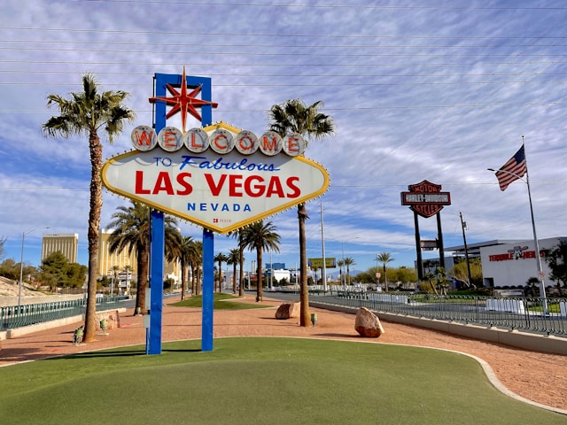 Las Vegas Deuce bus and Monorail as affordable transport options for tourists