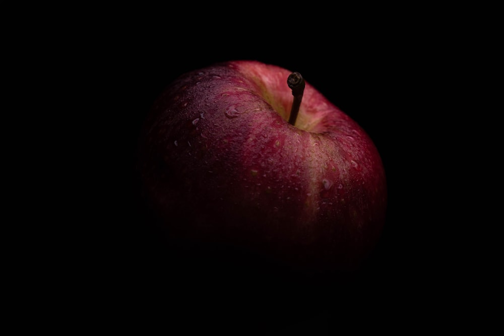 mela rossa con sfondo nero