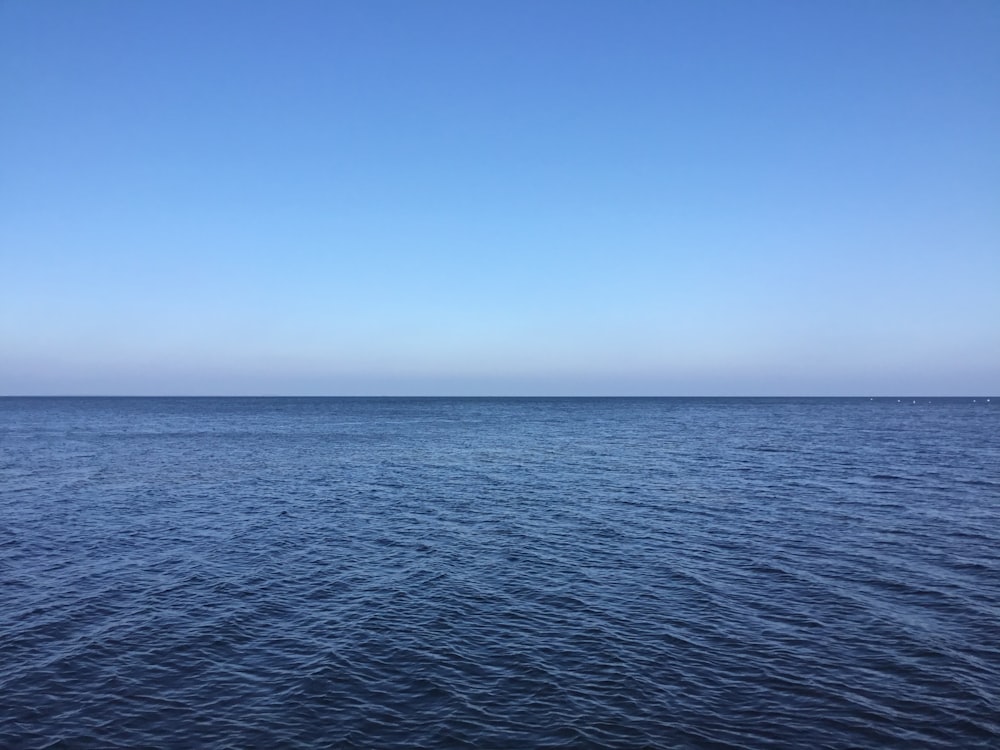 Océano azul bajo el cielo azul durante el día