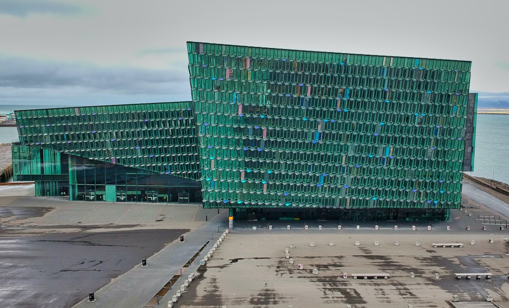 edifício de vidro verde e azul