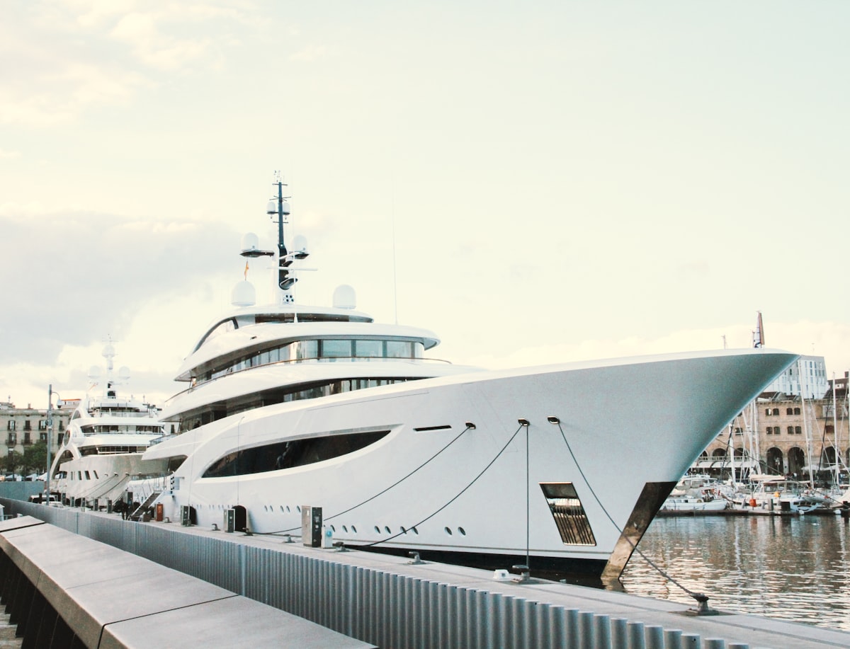 Superyate amarrado en una marina profesional similar al puerto de Palma de Mallorca